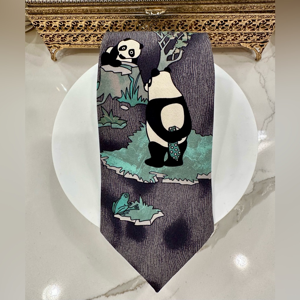 Vtg Pandas/Frogs/Trees/Leaves On Woodgrain Background Silk Tie, Gino Pilati Euc